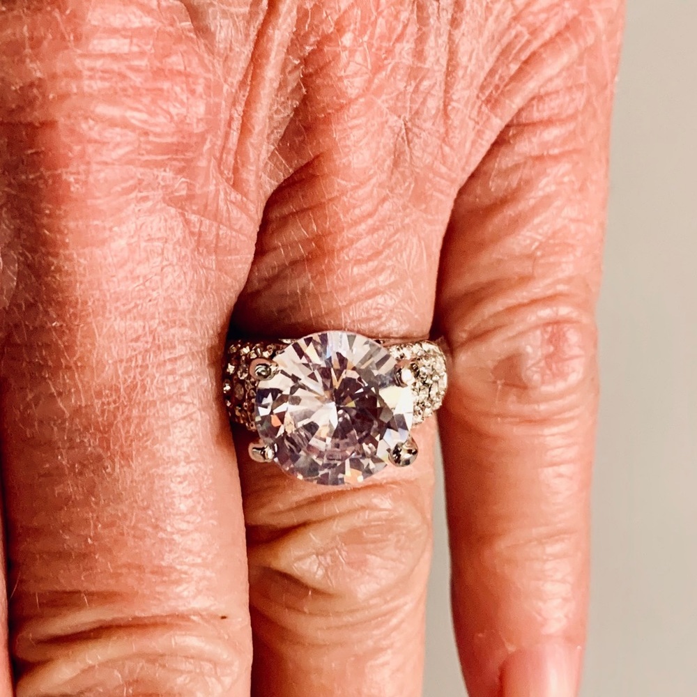 Gorgeous, Dramatic Simulated Diamond Ring - image 6